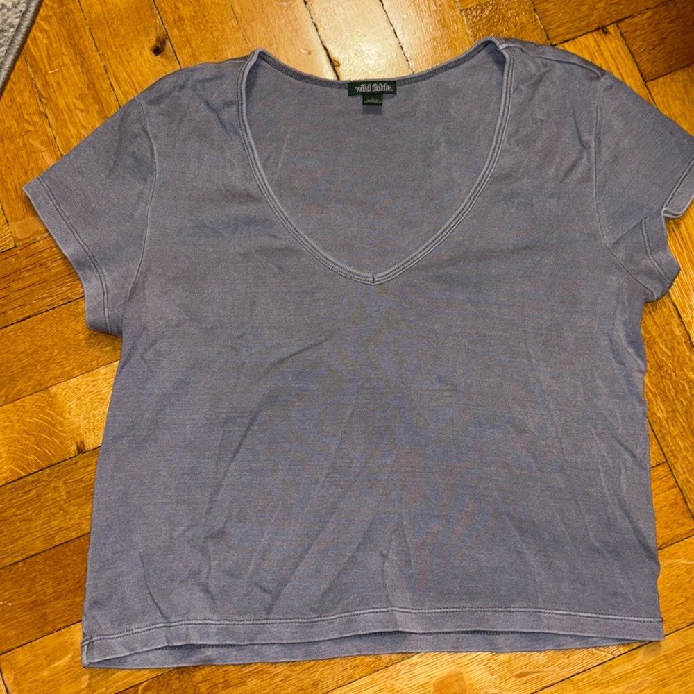 Light purple cropped v-neck t-shirt